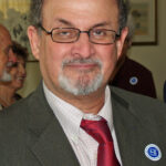 Etat de santé de Salman Rushdie : l’auteur des “versets sataniques” subit une opération
