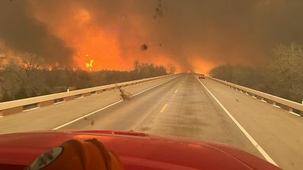 États-Unis: des incendies spectaculaires forcent l’évacuation de milliers de personnes au Nouveau-Mexique